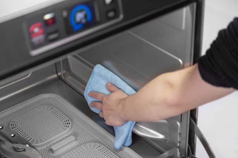 تمیز-کردن-ماشین-ظرفشویی-صنعتی